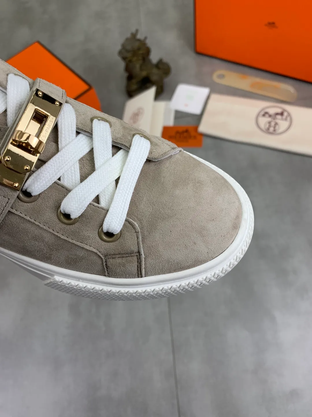 Men's men's shoes 💰P640 New Hermes top version Hermès classic couple style #𝐊𝐞𝐥𝐥𝐲 buckle casual white shoes skateboard shoes that will not conflict with shoes at all. Full of unknowns, Hermès rarely produces flat casual shoes and they are paired with classic palladium-plated Kelly shoe buckles! You'll fall in love with it at first sight. It's super versatile and can be worn with any skirt or pants. 🉑️Close your eyes and wear it. It's super noble. Fabric: Specific cowhide/canvas material. Lining: Sheepskin lining. Outsole: Original molded TPU outsole. Size: 35-45.
